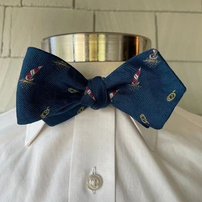 Pajarita "Arco Iris" Azul Seda Náutica Para Hombre Elegante con Veleros y Cuerdas Foto 1 de 4