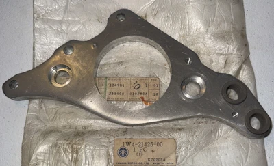 NOS 1977-78 YAMAHA IT250, IT400, YZ250, YZ400 REAR UPPER BRACKET # 1W4-21425-00 - Image 1 of 4