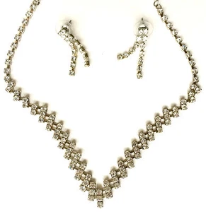 SPLENDIDA COLLANA CON STRASS A FORMA DI V DESIGN E ORECCHINI PENDENTI A 2 FILI NON FIRMATI - Foto 1 di 4
