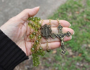 NEU Handarbeit ROSENKRANZ Frühlingsgrün Tschechisch GLAS 8mm facettierte Perlen Bronziert Teile - Bild 1 von 3