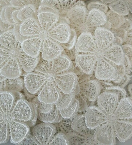 10/30/50 IVORY/OFF WHITE GUIPURE LACE DAISY MOTIFS SEW ON FLOWER APPLIQUES - Picture 1 of 4