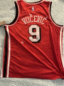 Nikola Vucevic Autogramm Nike Trikot Chicago Bulls signed PSA - Bild 1 von 4