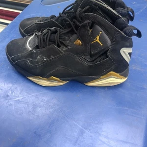 Scarpe da basket Nike Air Jordan True Flight da uomo taglia 9 nere oro sneakers - Foto 1 di 6