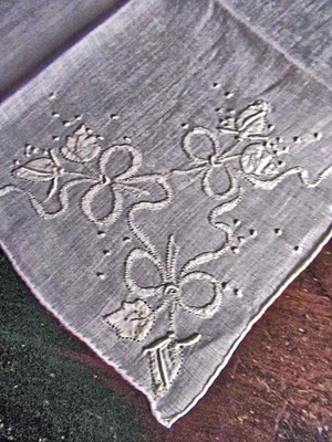 Винтажный ручной работы носовой платок свадьбы невесты ленты банты бутоны розы белая вышивка 139 - Изображение 1 из 4