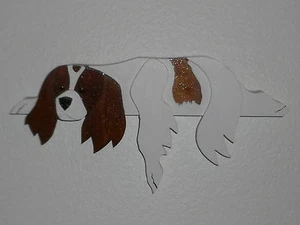 CAVALIER KING CHARLES SPANIEL APPENDIABITI DA PARETE IN LEGNO SUPER RARO E CARINO - Foto 1 di 3