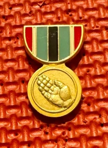 Vintage Military Pin US Armed Forces Humanitarian Service Medal  R5-2 - Picture 1 of 1