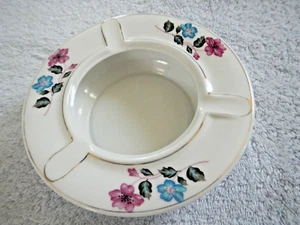 VINTAGE - PRETTY ASHTRAY - WHITE WITH BLUE & PINK FLOWERS - Picture 1 of 9
