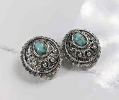 ORECCHINI SARAH COVENTRY COLORE ARGENTO ANTICATO PIETRA SIMIL TURCHESE DEL 1962 - Immagine 1 di 4