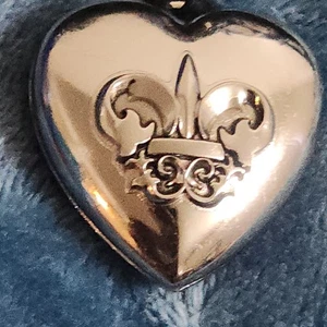 Vintage Lippenbalsam Herz Anhänger Fleur de Lis - Bild 1 von 5