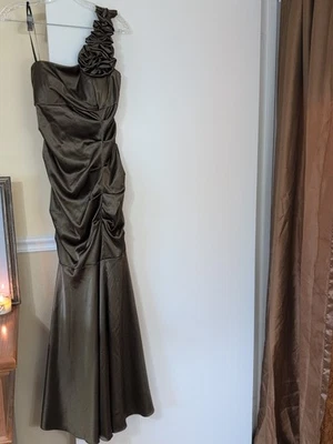 Vestido Betsy & Adam Roseta/Volantes Un Hombro, Verde Oliva TALLA-10  Foto 1 de 4