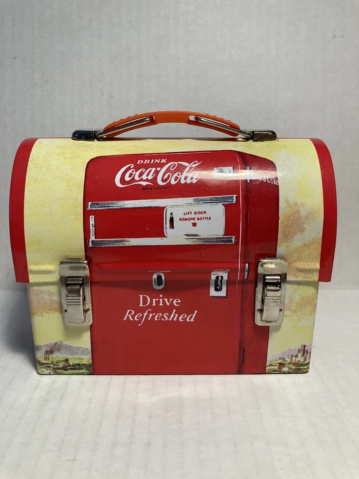 COCA COLA MINI TIN LUNCH BOX / RETRO DESIGN W/ 50'S VENDING MACHINE YELLOW & RED - Image 1 of 4
