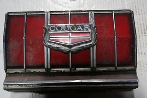 Panel reflector de luz trasera central Mercury Cougar 1974-76 placa de puerta de gas y bisagra - Imagen 1 de 7