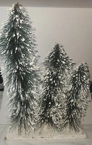 Vintage beflockter Glimmer Weihnachtsdorf Baum Trio Deko - Bild 1 von 10