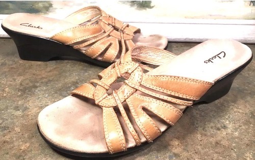 Sandali Clarks 7M marrone chiaro in pelle tacco a zeppa punta aperta slip on 72308 7 M