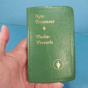 New Testament Psalms and Proverbs Pocket Sized Gideons Green Bible 1980 Edition - Imagen 1 de 12