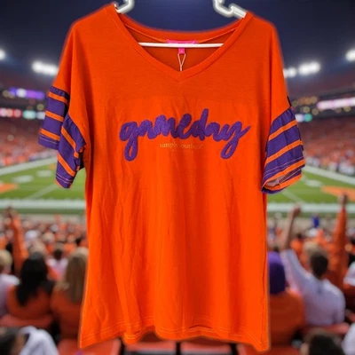 Nueva Camiseta de Fútbol Simply Southern Clemson Tigers S Gameday Naranja Púrpura Cuello en V Foto 1 de 4