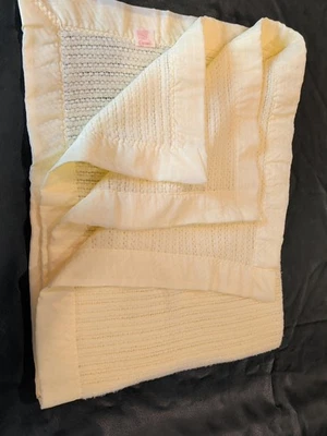 "Manta térmica para bebé Carter's tejido gofre borde satinado amarillo 36"X49"" EE. UU. de colección"  Foto 1 de 4