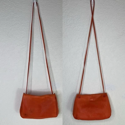 Bandolera pequeña Anthropologie de cuero granulado naranja, boho, versátil, informal Foto 1 de 4