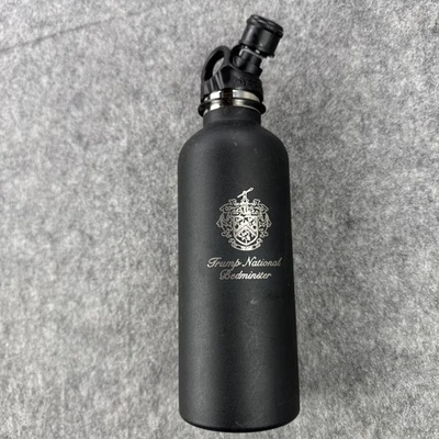 Botella de agua aislada Hydro Flask tapa deportiva negra Trump National Bedminster Foto 1 de 4