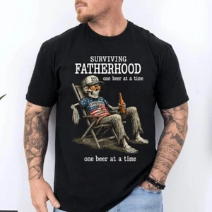 Surviving Fatherhood One Beer at a Time Camiseta Esqueleto Papá Camisa Día del Padre - Imagen 1 de 7
