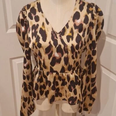 Blusa Karlie Estampa de Leopardo Ombro Inchado Peplum Manga Longa Preta - Imagem 1 de 4