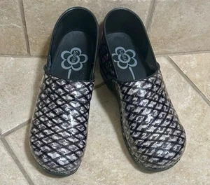 Sanita Danish Clogs schwarz/weiß geometrisches Design ~ Gr. 40 / US 9-9,5 ~ erscheinen ungetragen - Bild 1 von 12