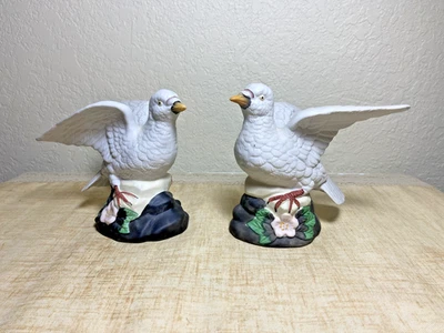Vintage pair of white porcelain dove figurines with floral bases - Image 1 of 4