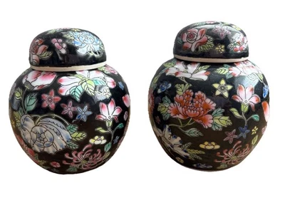 ПАРА КИТАЙСКИХ СЕМЕЙНЫХ ЧЕРНЫХ РОЗОВЫХ ЦВЕТОЧНЫХ МАЛЕНЬКИХ БАНОК ДЛЯ ИМБИРЯ С КРЫШКОЙ - Изображение 1 из 4