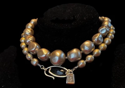 Colar de pérolas falsas barrocas vintage Yves Saint Laurent (YSL) fio duplo - Imagem 1 de 3