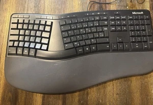 Microsoft Ergonomic Keyboard Wired FRENCH QWERTY LAYOUT BUT WORKS IN ENGLISH - Picture 1 of 6