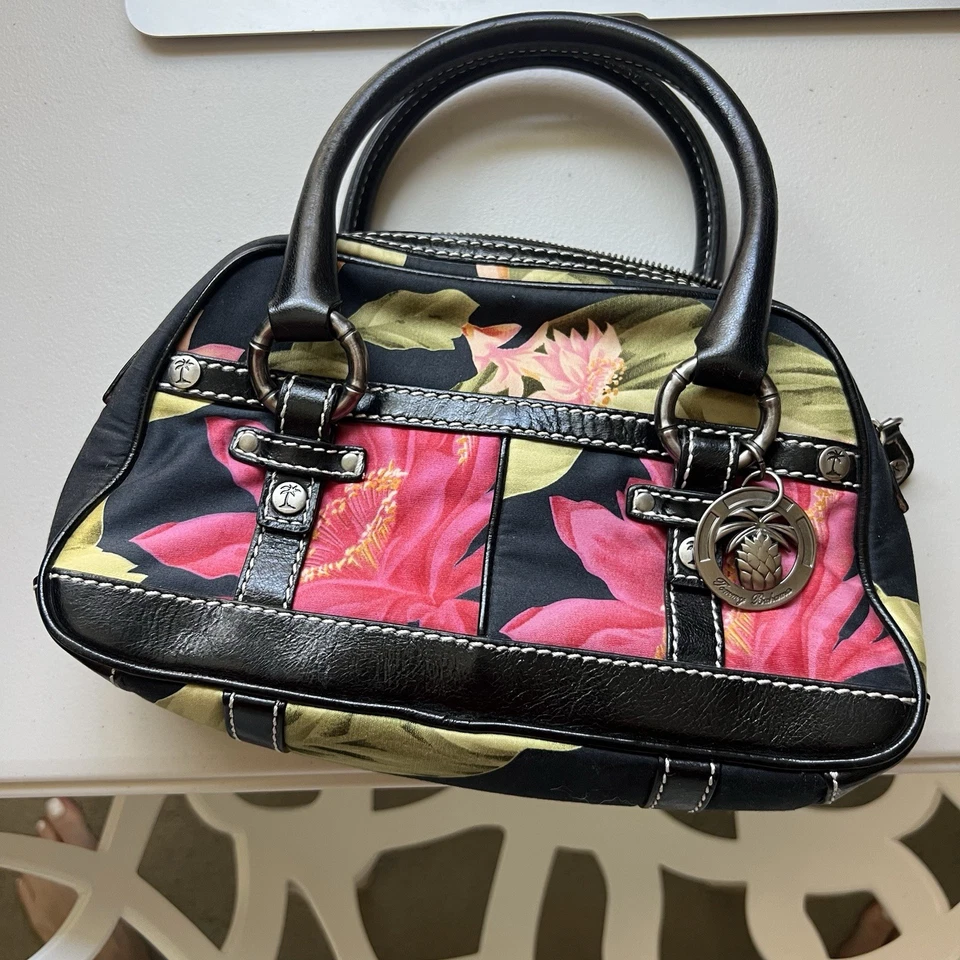 Bolsa de mão Tommy Bahama Santiago estampa tropical tecido e couro preto - Imagem 1 de 4