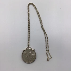 1977 Crown - 25 Pence - QE 11 Great Britain - Silver Holder And Chain - Picture 1 of 7