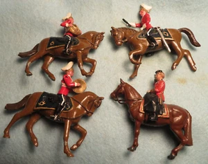 Vintage Britains H M Regina Elisabetta Saluto a Cavallo + 3 Musicisti Montati - Foto 1 di 18