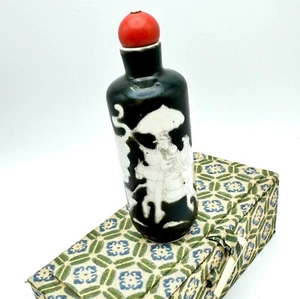 Botella de tabaco china del siglo XIX negra blanca en grisalla figura caballo árbol de colección - Imagen 1 de 11