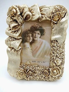 Marco de fotos dorado ornamentado rosas y cintas apertura de 2 1/2 X 3 1/2 pulgadas - Imagen 1 de 11