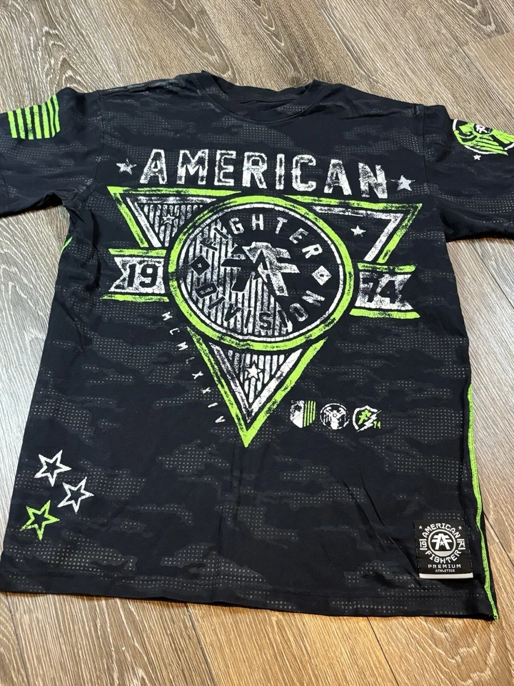 Camisa Manga Corta American Fighter Negra Verde Neón Gráfica Talla Pequeña Foto 1 de 4