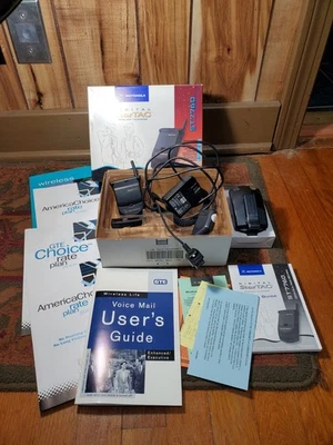 Paquete de teléfono Motorola StarTac 7760 vintage con cargador, caja, papeles. Encendido Foto 1 de 4
