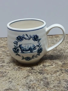 Taza Molly Hatch Cerdo Azul French Country Anthropologie Taza Cocina Coleccionable  - Imagen 1 de 6