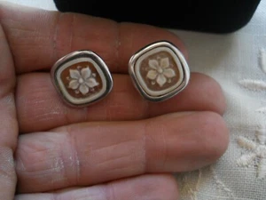 ORECCHINI IN CAMMEO SARDONICO ( fiore ) SU ARG, 925 BAGNATO ORO BIANCO 24 KT. - Foto 1 di 12
