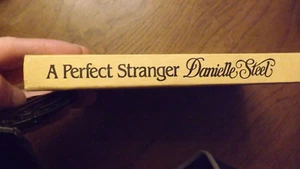 A Perfect Stranger - Danielle Steel (Hardcover, ohne Schutzumschlag) - Bild 1 von 3