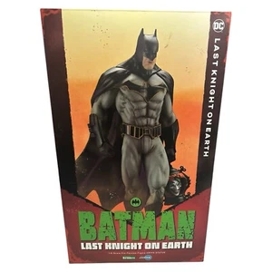 Batman: Last Knight on Earth - Batman ARTFX 1:6 Scale Statue DC Comics Open Box - Bild 1 von 10
