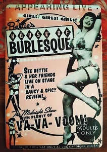 BETTIE PAGE "HOUSE OF BURLESQUE" PIN-UP GIRL METALLSCHILD * MANNSHÖHLE * RETRO * NEU - Bild 1 von 5