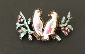 Spilla vintage anni 40 Daninty smaltata Lovebirds su rame in bianco rosa e verde acqua - Foto 1 di 10