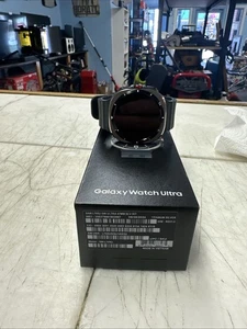 Samsung Galaxy Watch Ultra 47 mm argent titane avec trail gris (LTE) - Très bon état - Photo 1 sur 8