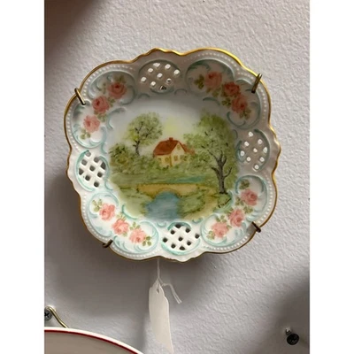 Plato decorativo vintage pintado a mano con pintoresco borde dorado de cabaña y rosas Foto 1 de 2