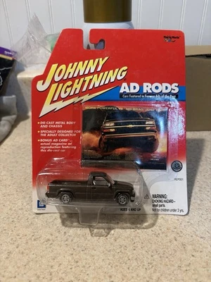 Camioneta pickup Chevy Silverado 2000 Johnny Lightning varillas de anuncio White Lightning 1:64 Foto 1 de 4