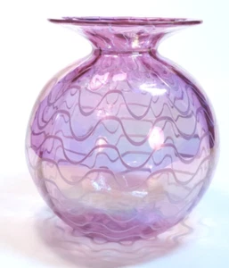 THE GLASS EYE hand blown IRIDESCENT PINK WAVE VASE (MINT) 6"  1987 - Bild 1 von 4
