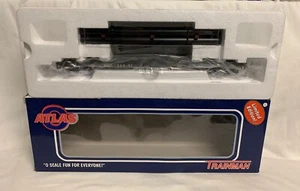 ✅ATLAS O 2-RAIL US ARMY 52’ 6” FLAT CAR W/ PIPE LOAD! O SCALE FREIGHT TRAINMAN - Picture 1 of 1