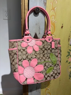 Rare Limited Edition Signature Bleecker Daisy Tote Pink MO973 - F14724 Purse  - Image 1 of 4