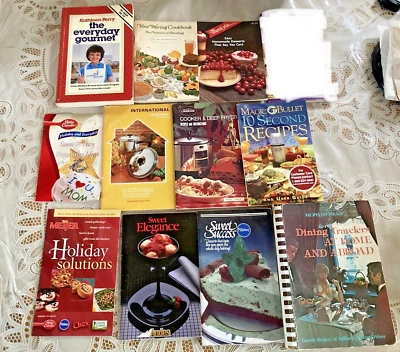 11 Vintage Mod Holiday Recipe Booklet Cookbooks Manuals Baking Mix Lot 1980s 90s - Image 1 of 4